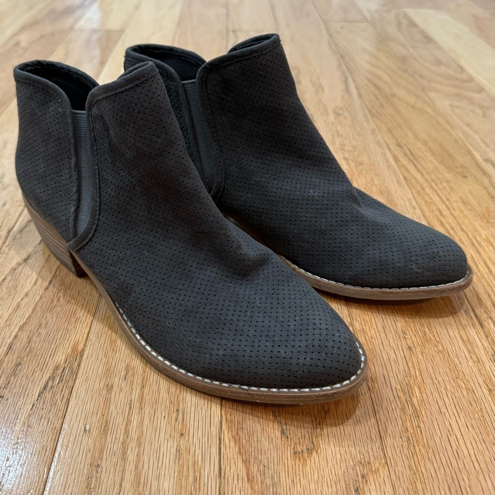 Dolce Vita breana faux suede bootie ankle size 7